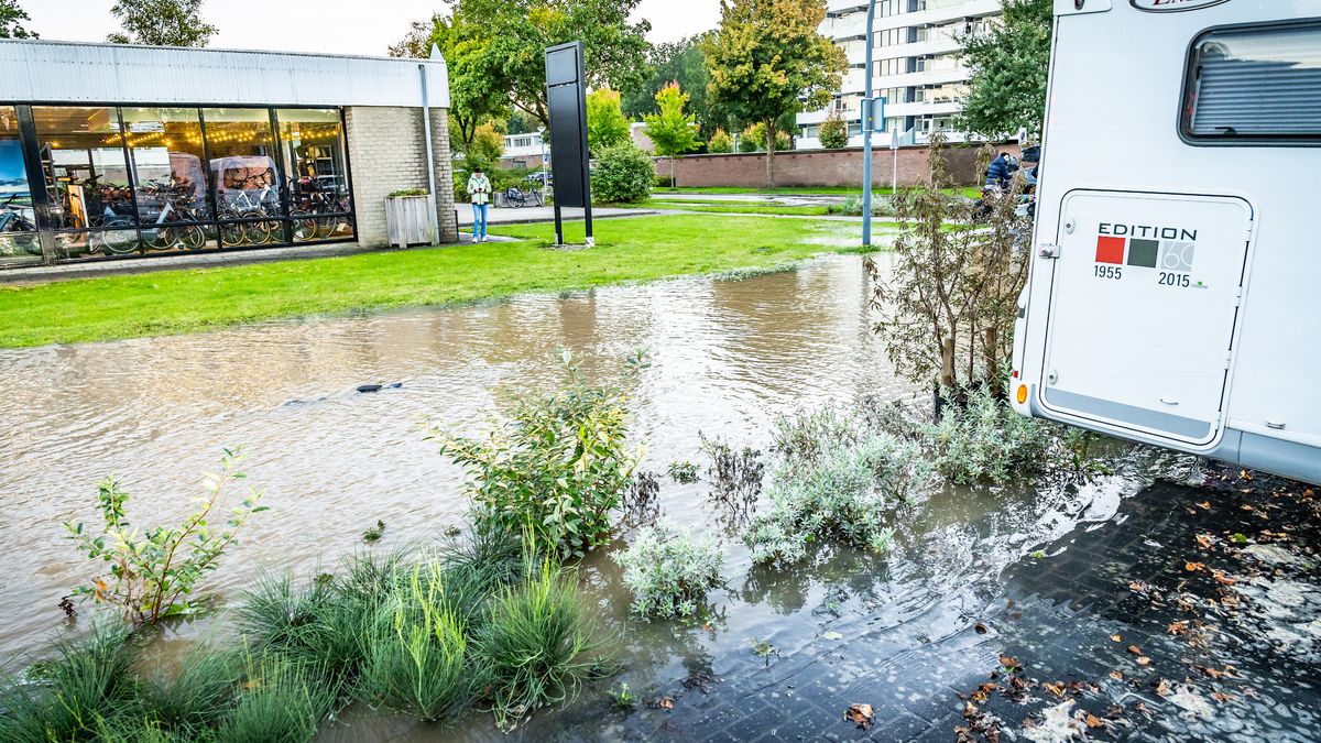 Straat in Emmen staat blank door waterleidingbreuk