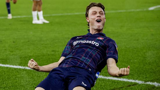 Late treffers Ørjasæter en Vennegoor bezorgen FC Twente zwaarbevochten zege bij AZ Home