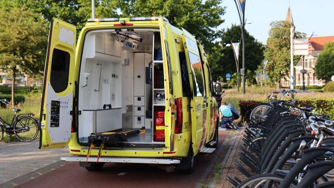 Een oudere man kwam ten val in Voorthuizen, nadat zijn hond in botsing kwam met een fietser.