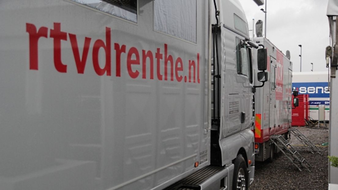 De wagens van RTV Drenthe op het circuit