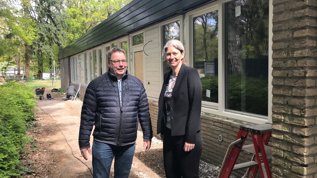 Jan de Ruiter en Esther de Wilde van 's Heeren Loo, dat in Geeuwenbrug een zorgcomplex begint (Rechten: Margriet Benak / RTV Drenthe)