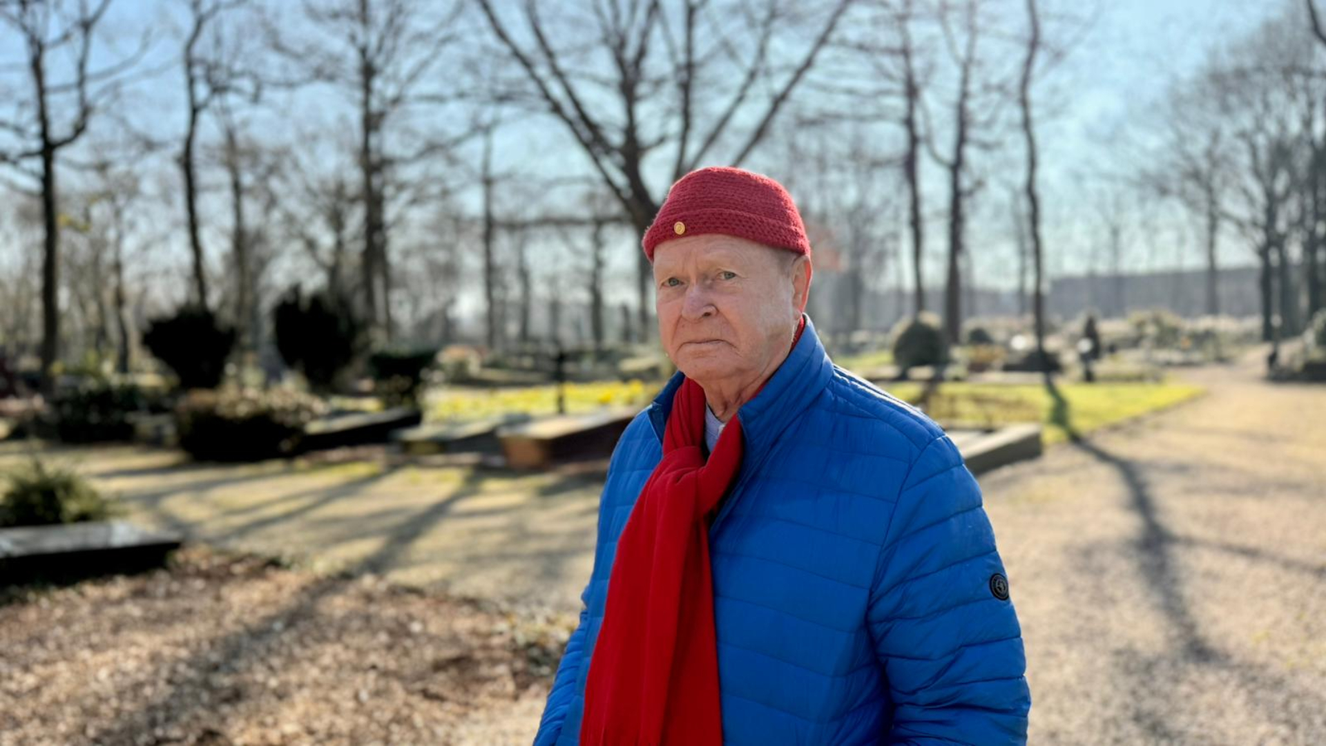 Via fietspad of in berm: graf van de vrouw van Henk (82) niet goed te bereiken