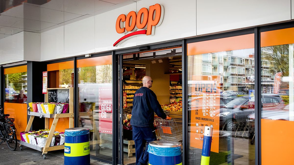 Eigenaar van Coop in Sint Jansklooster is een van de laatsten die licht uit doet