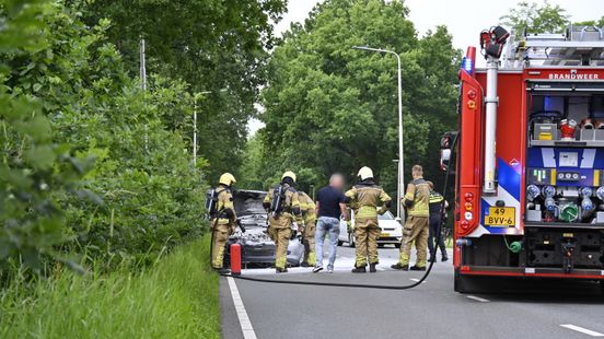 Auto vliegt in brand na kop-staartbotsing in Vriezenveen. Auto vliegt in brand na kop-staartbotsing in Vriezenveen.