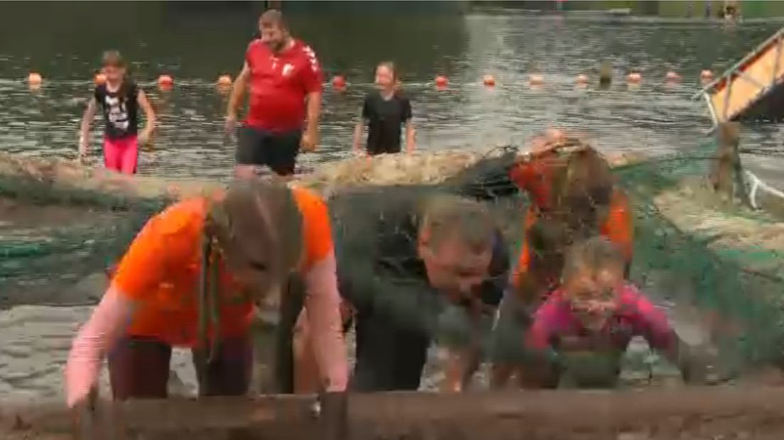 Deelnemers tijdens de MudGrunn in Ter Apel