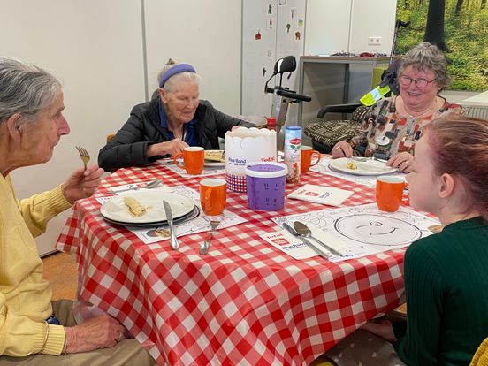 Feestelijke pannenkoekendag brengt generaties samen in Hoogeveen
