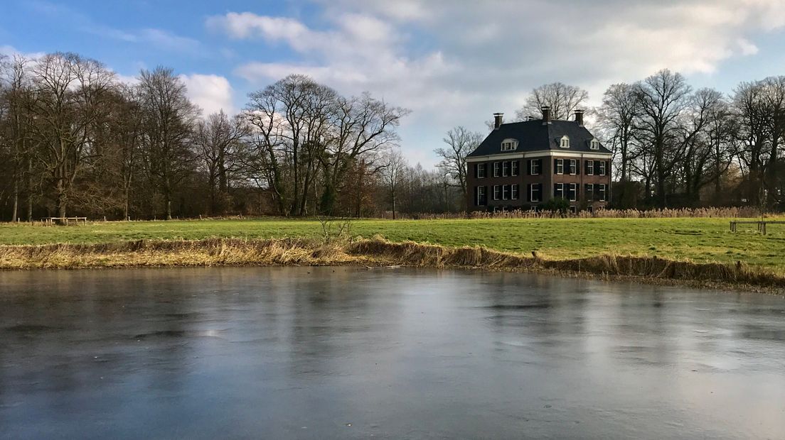 Enkele kilometers ten zuidoosten van Deventer ligt Landgoed Dorth. Het bospark is 100 hectare groot en kenmerkt zich door  vele vijvers en sloten. Kikkers, salamanders en ringslangen komen hier dan ook voor. Het kasteel dat er ooit stond, heeft lang geleden plaats gemaakt voor een landhuis. Natuurmonumenten bezit het landgoed sinds 1986.