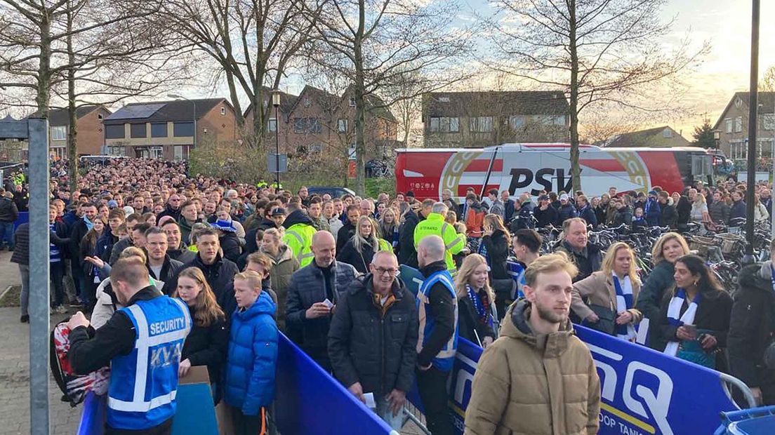 Veel voetbalfans in rij voor Sportpark De Westmaat.