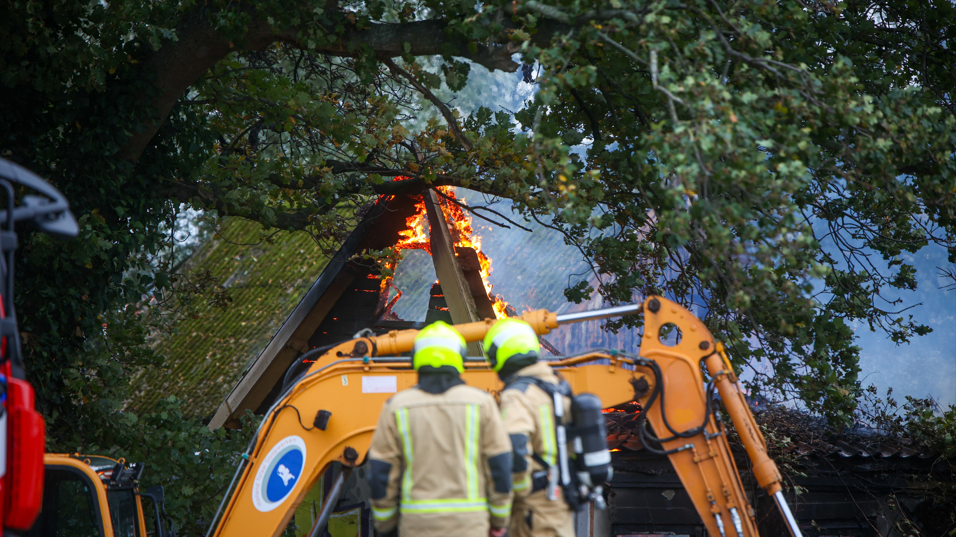 Het dak van het andere slooppand stond zaterdag in lichterlaaie.