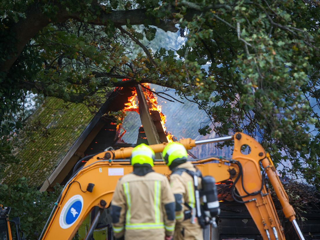 Het dak van het andere slooppand stond zaterdag in lichterlaaie.