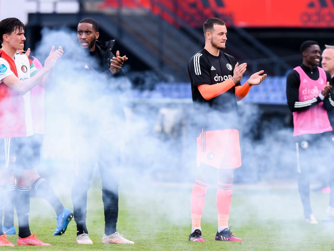 Feyenoorders applaudisseren in de rook