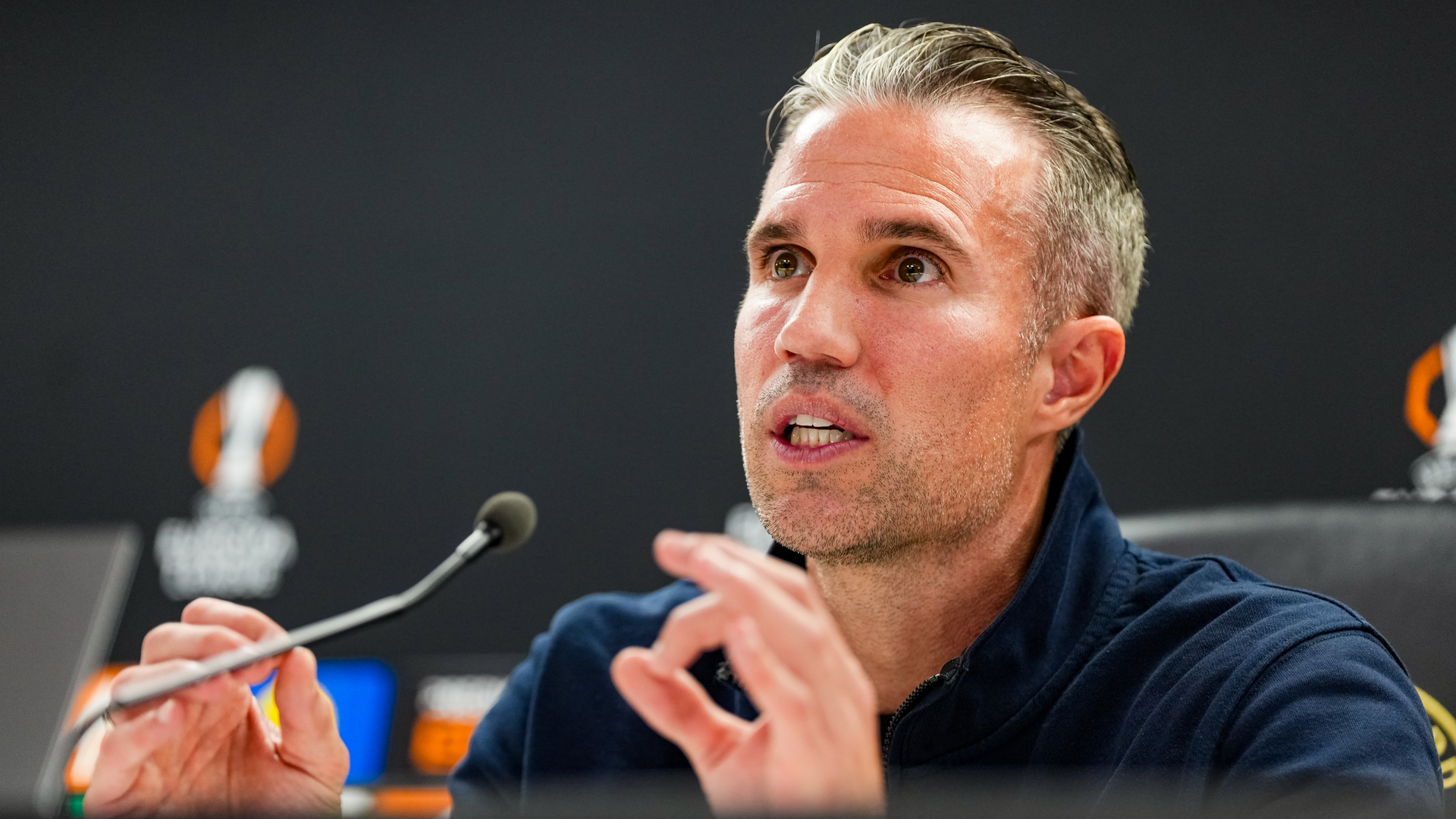 Van Persie vraagt om extra rust in topper tegen PSV