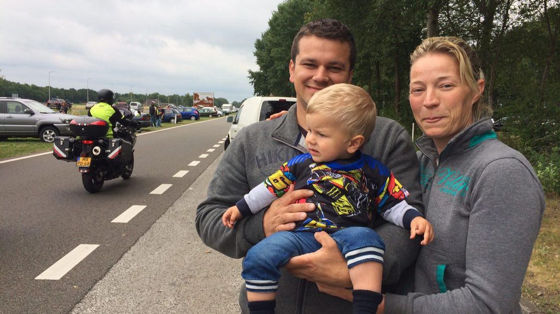 Ook de 10 maanden oude Xavi Valentino komt de zege van zijn naamgenoot vieren (Rechten: RTV Drenthe / Marjolein Knol)