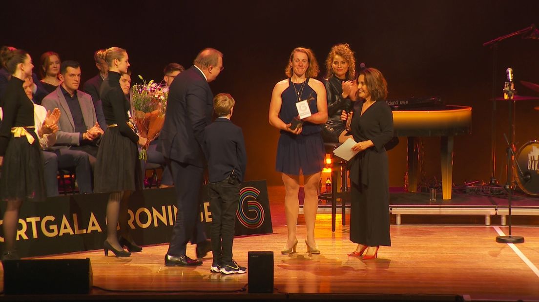 Marloes Oldenburg ontvangt haar prijs Groninger sporter van het jaar.