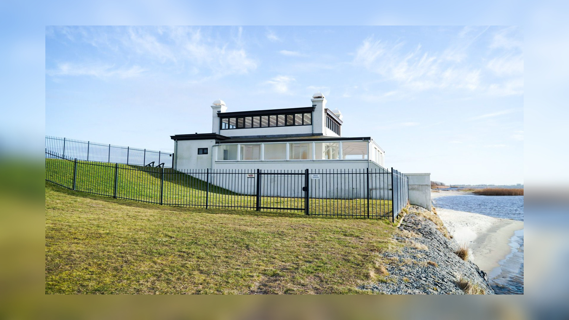Badpaviljoen Hindeloopen aan de IJsselmeerkust