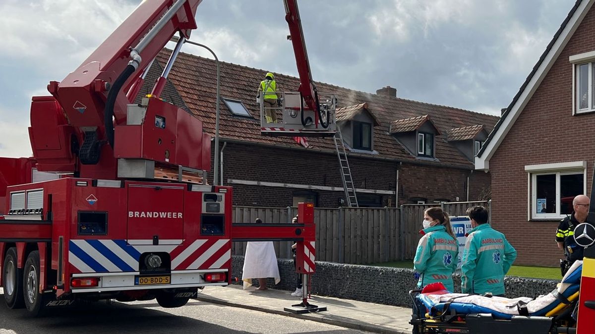 Mensen van dak gered bij brand in Asenray