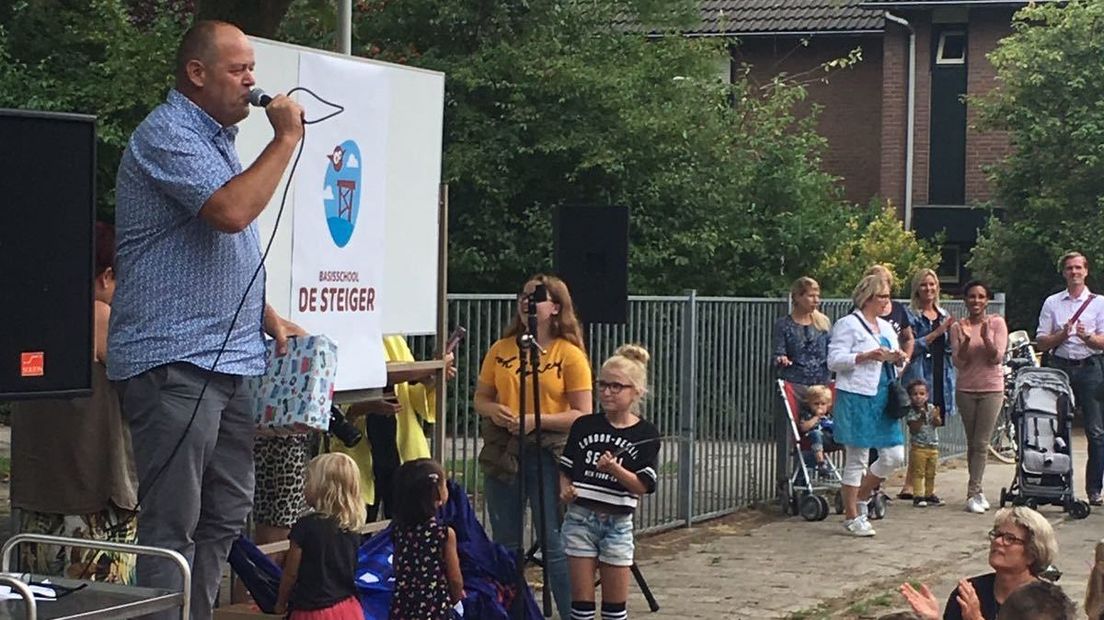 Kinderen en ouders waren aanwezig bij de onthulling van de nieuwe naam van de school.