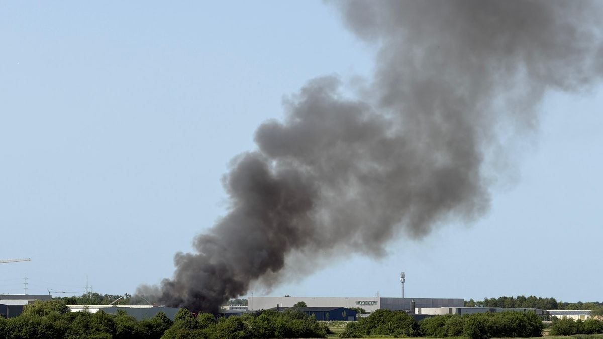 Veiligheidsregio waarschuwt voor roet en stukjes zonnepaneel door brand Lanaken