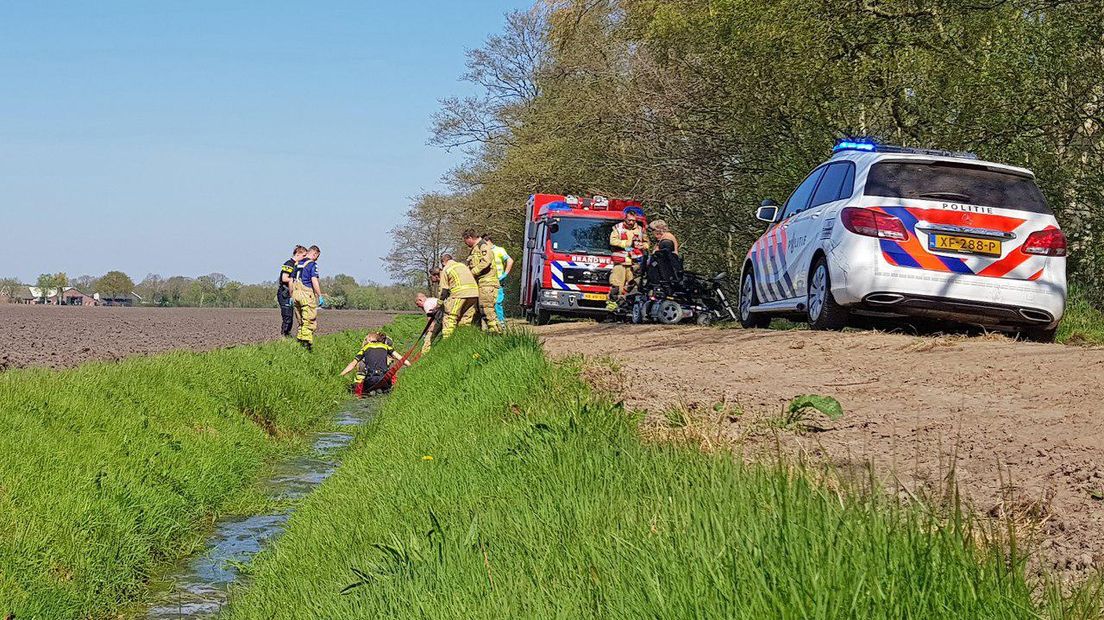 De brandweer haalt de man uit de sloot (Rechten: Persbureau Meter)