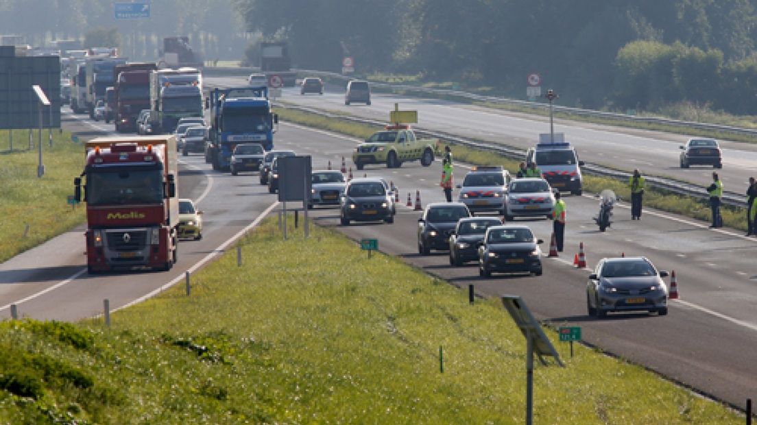 Bij een ongeval op de A15 ter hoogte van de afslag Geldermalsen is woensdagochtend een 37-jarige motorrijder uit Tiel omgekomen.