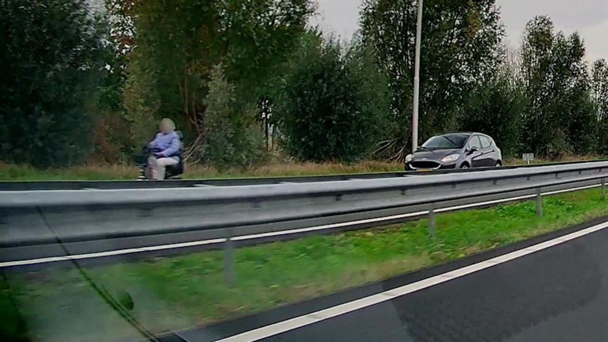 Vrouw in scootmobiel belandt per ongeluk op N57