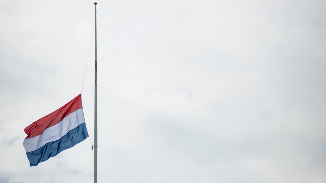 De vlaggen hangen halfstok na de dodelijke schietpartij in Utrecht (Rechten: ANP/Bart Maat)