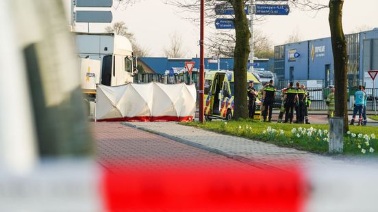 Fietser overleden na aanrijding met vrachtwagen in Nieuwegein. Fietser overleden na aanrijding met vrachtwagen in Nieuwegein.