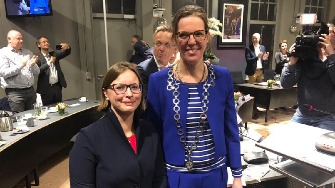 Cora-Yfke Sikkema (rechts) met loco-burgemeester Laura Broekhuizen.