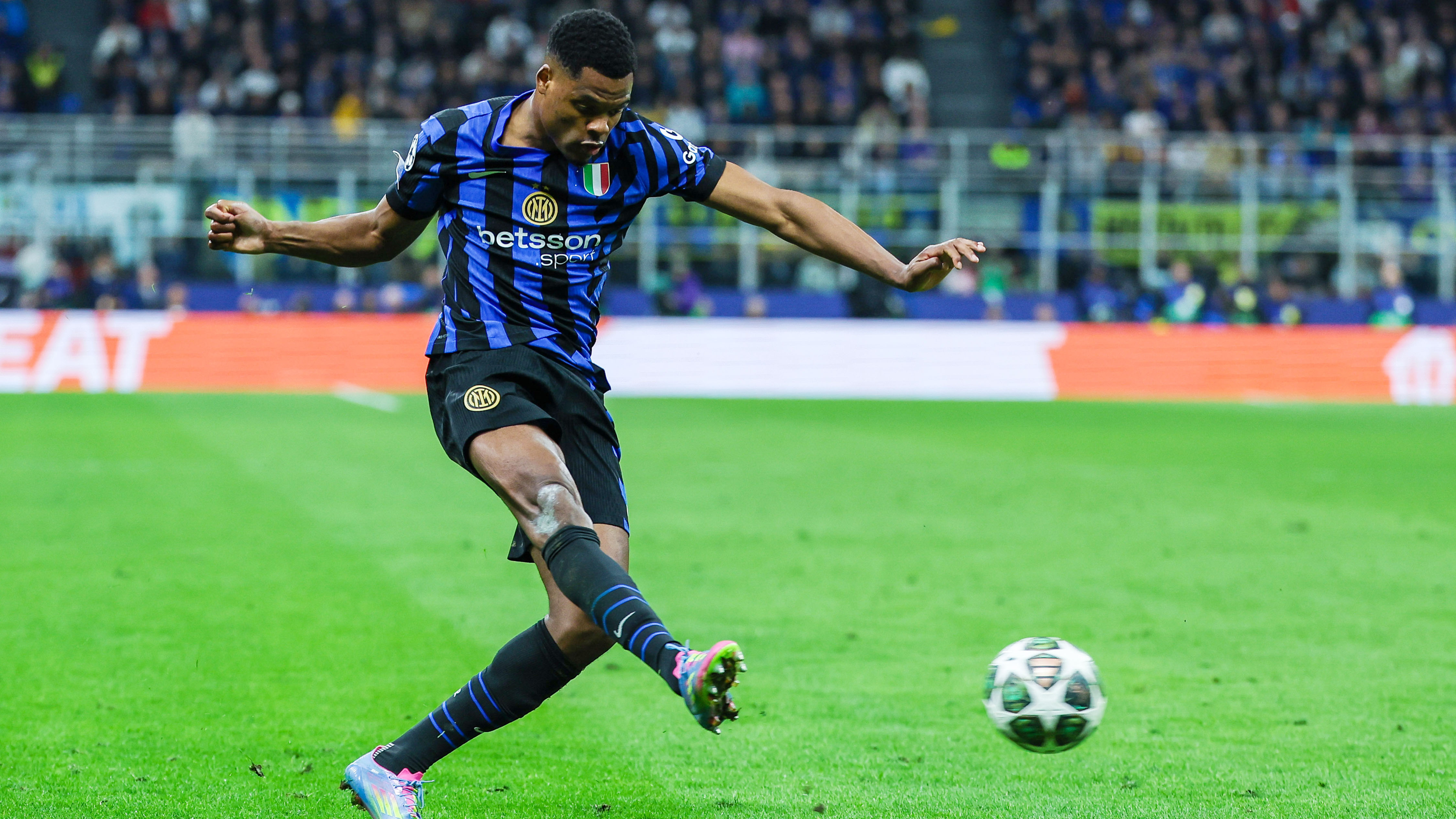 Denzel Dumfries met een voorzet namens Internazionale