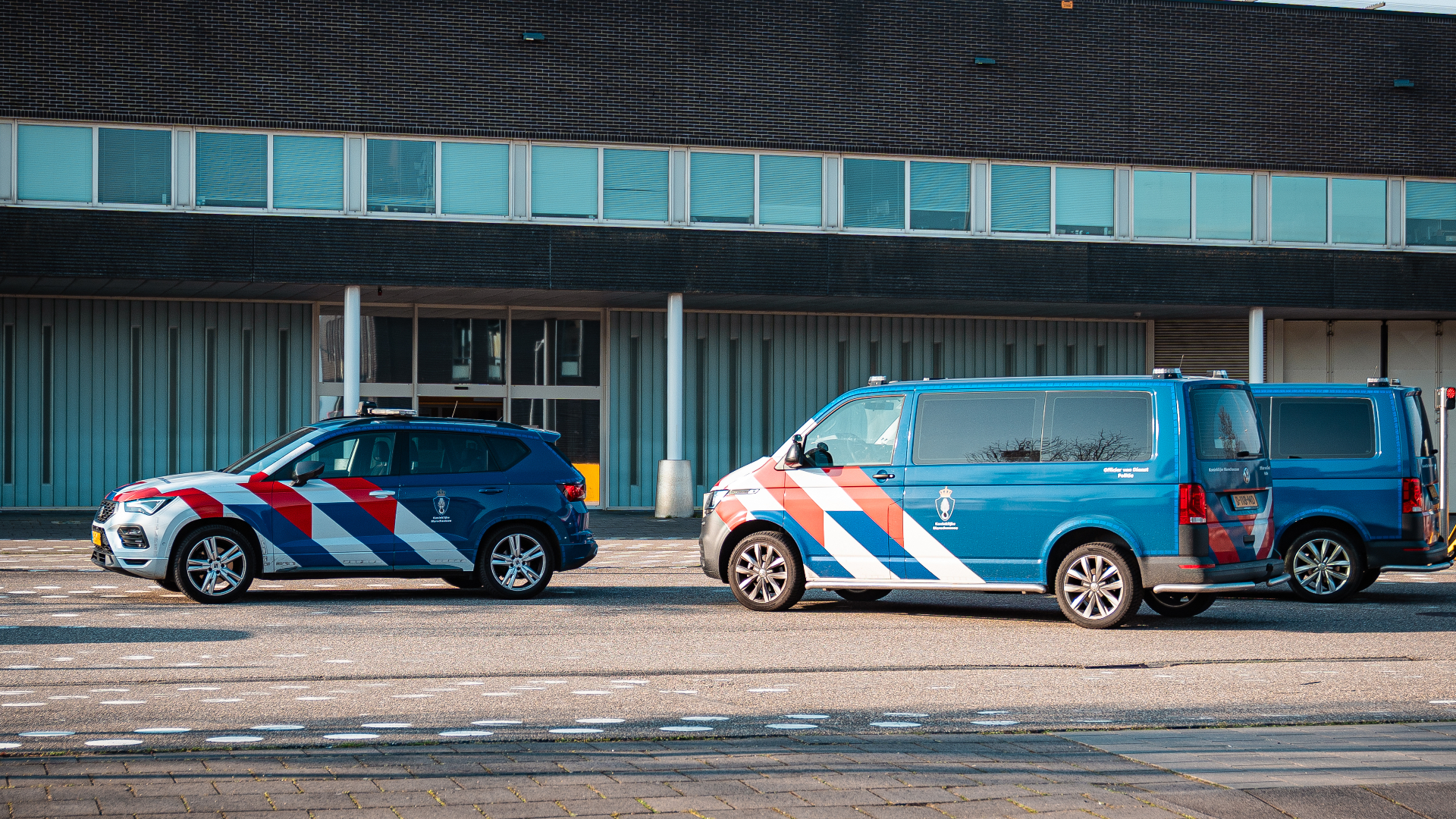 De Koninklijke Marechaussee doet onderzoek naar de toedracht.