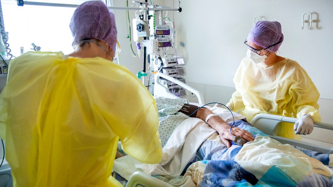 Ziekenhuismedewerkers verzorgen een coronapatiënt