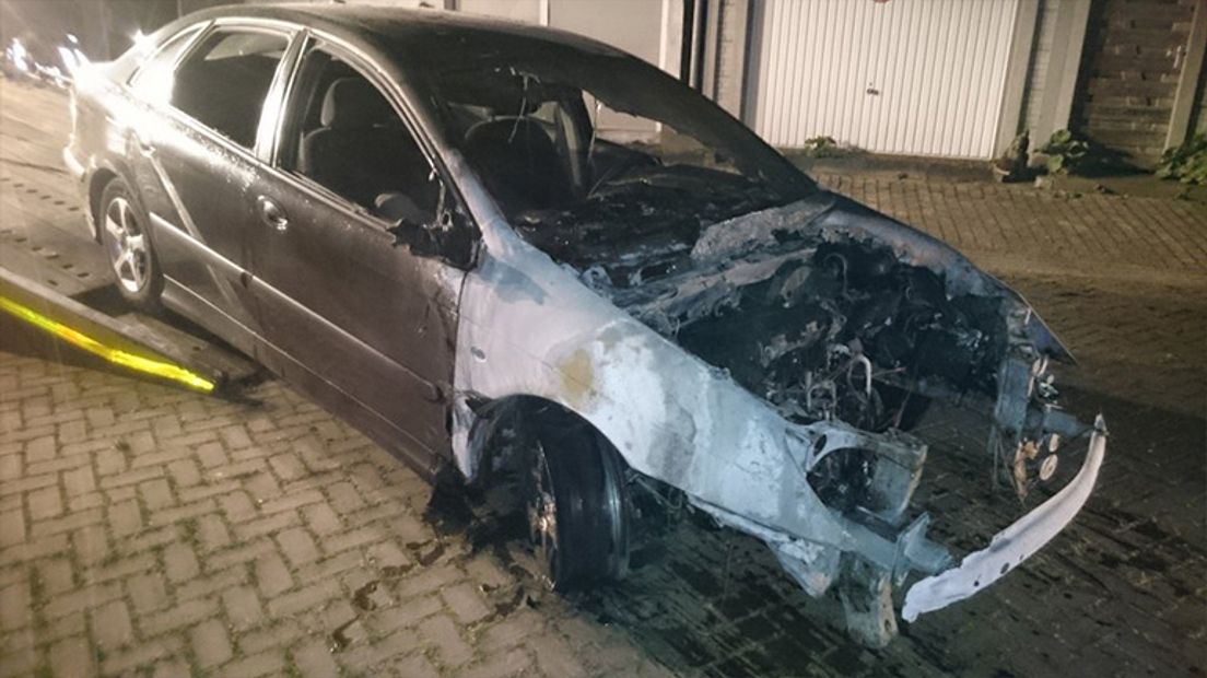 De politie hoopt met de aanhouding van een 19-jarige man uit Culemborg meerdere autobranden in de stad te hebben opgelost. De Culemborger wordt ervan verdacht donderdagavond zeker drie auto's in brand te hebben gestoken.