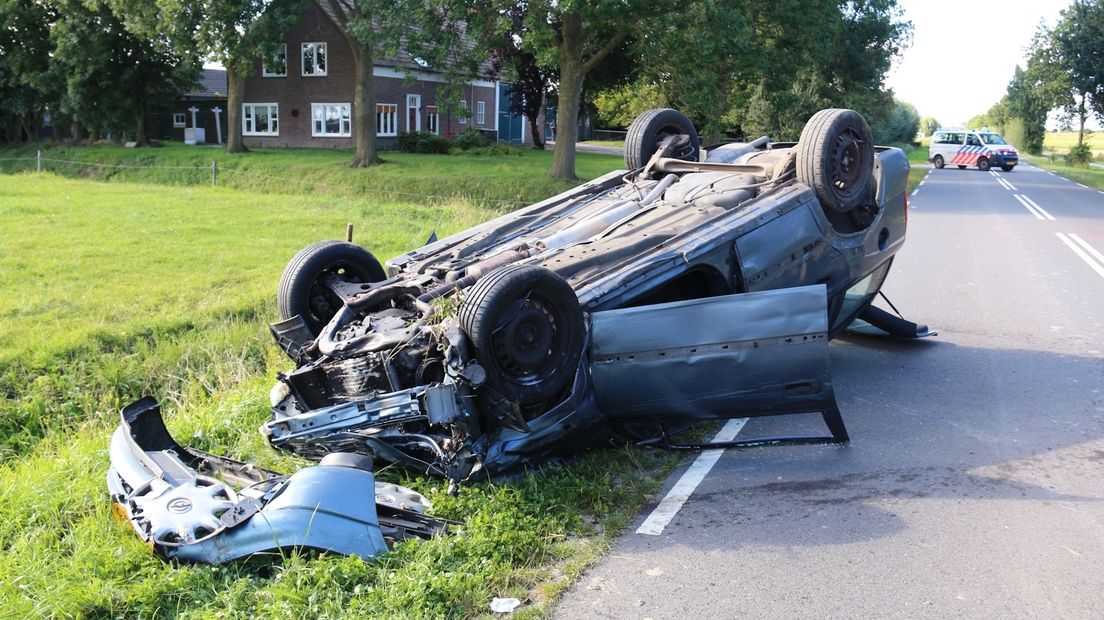 Auto op zijn kop bij Nieuwerkerk (video)