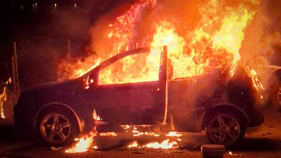 Auto uitgebrand, vuur mogelijk aangestoken | Spookrijder onder invloed rijdt op politie af en raakt rijbewijs kwijt