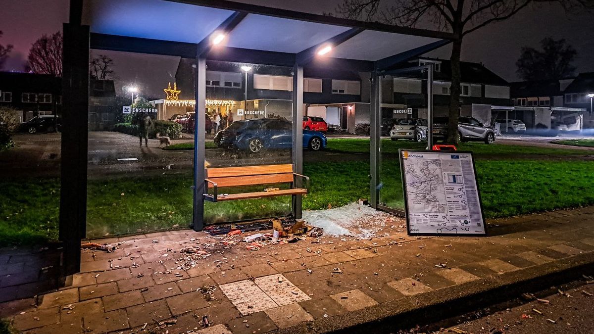 112 Nieuws: Autobrand in Enschede, gewonde bij ongeluk in Wierden