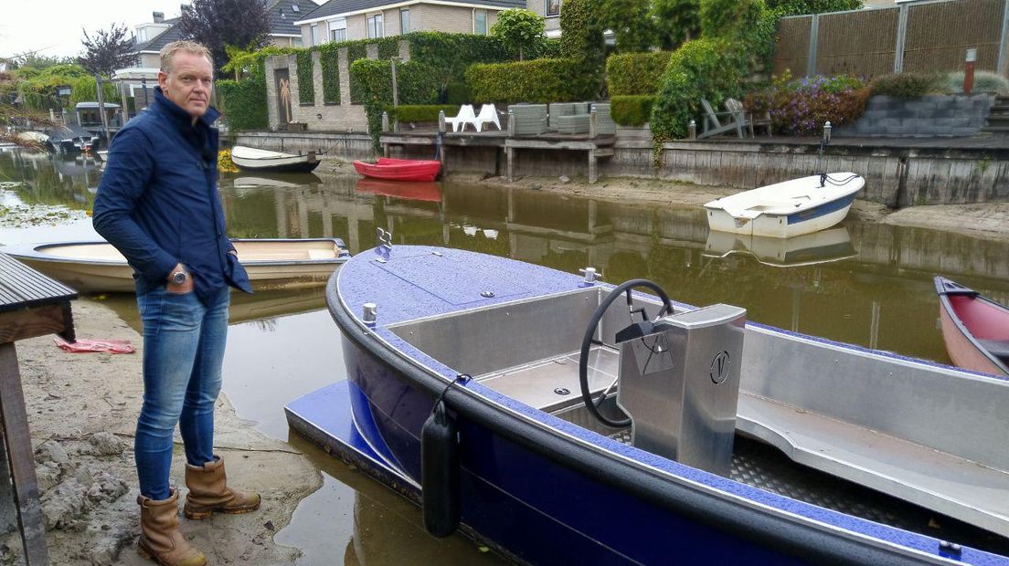 Bewoner Gert Westerhof baalt dat zijn boot vast ligt (Rechten: RTV Drenthe/Erwin Kikkers)