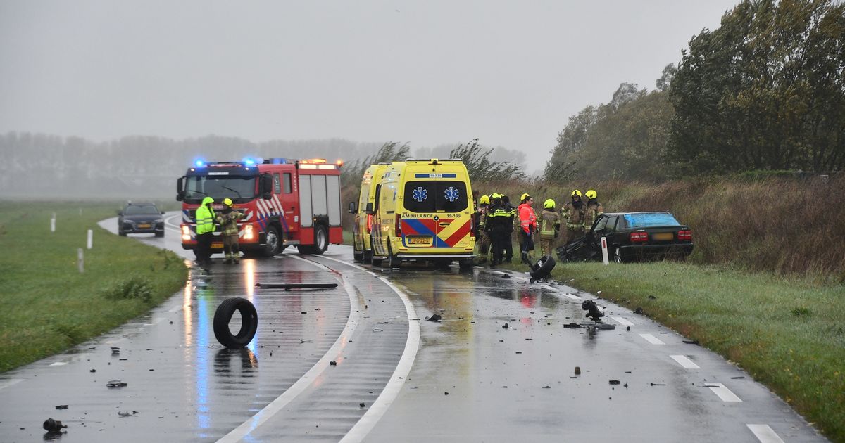 Twee auto's botsten op elkaar op N290 bij Terhole