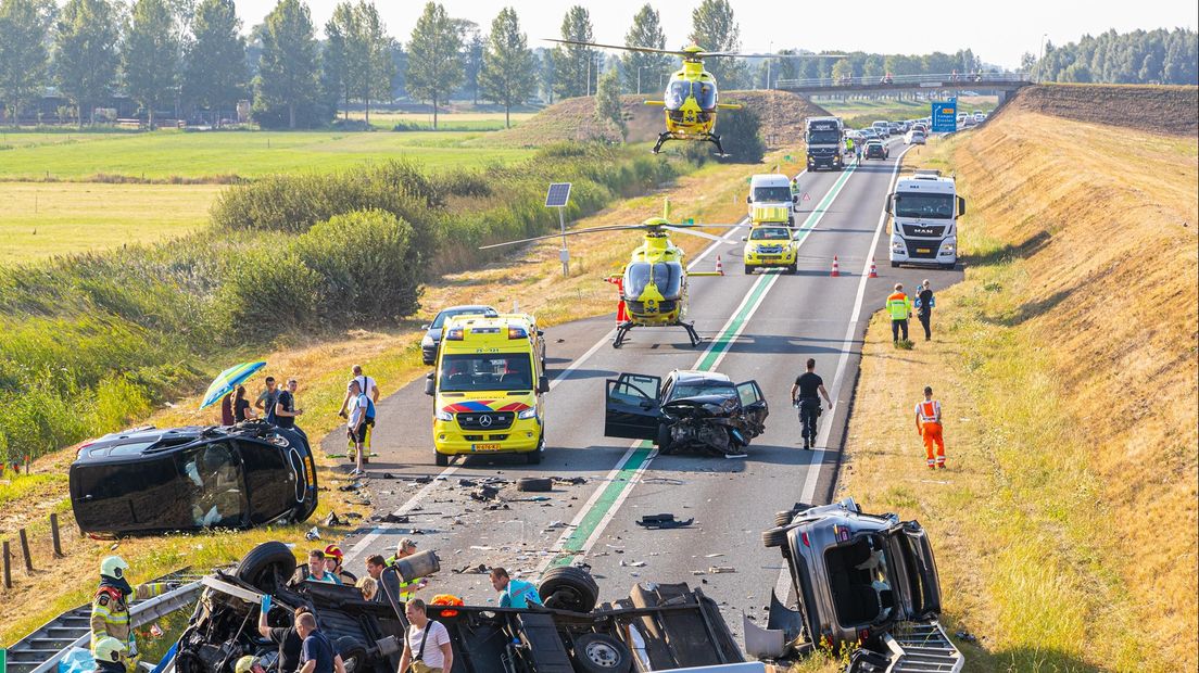 Traumahelikopters arriveren op de plek van het ongeval op de N50 bij Kampen