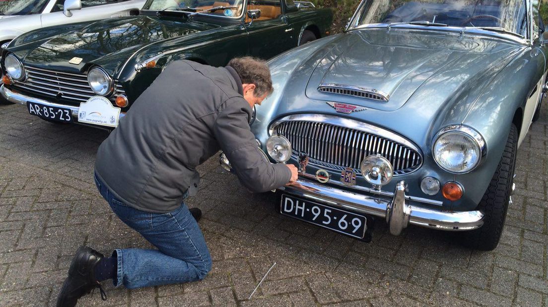 De auto's staan klaar voor vertrek (Rechten: Hugo Boogaerdt / RTV Drenthe)
