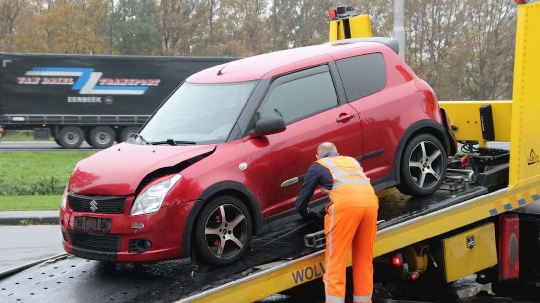 Beschadigde auto wordt afgevoerd