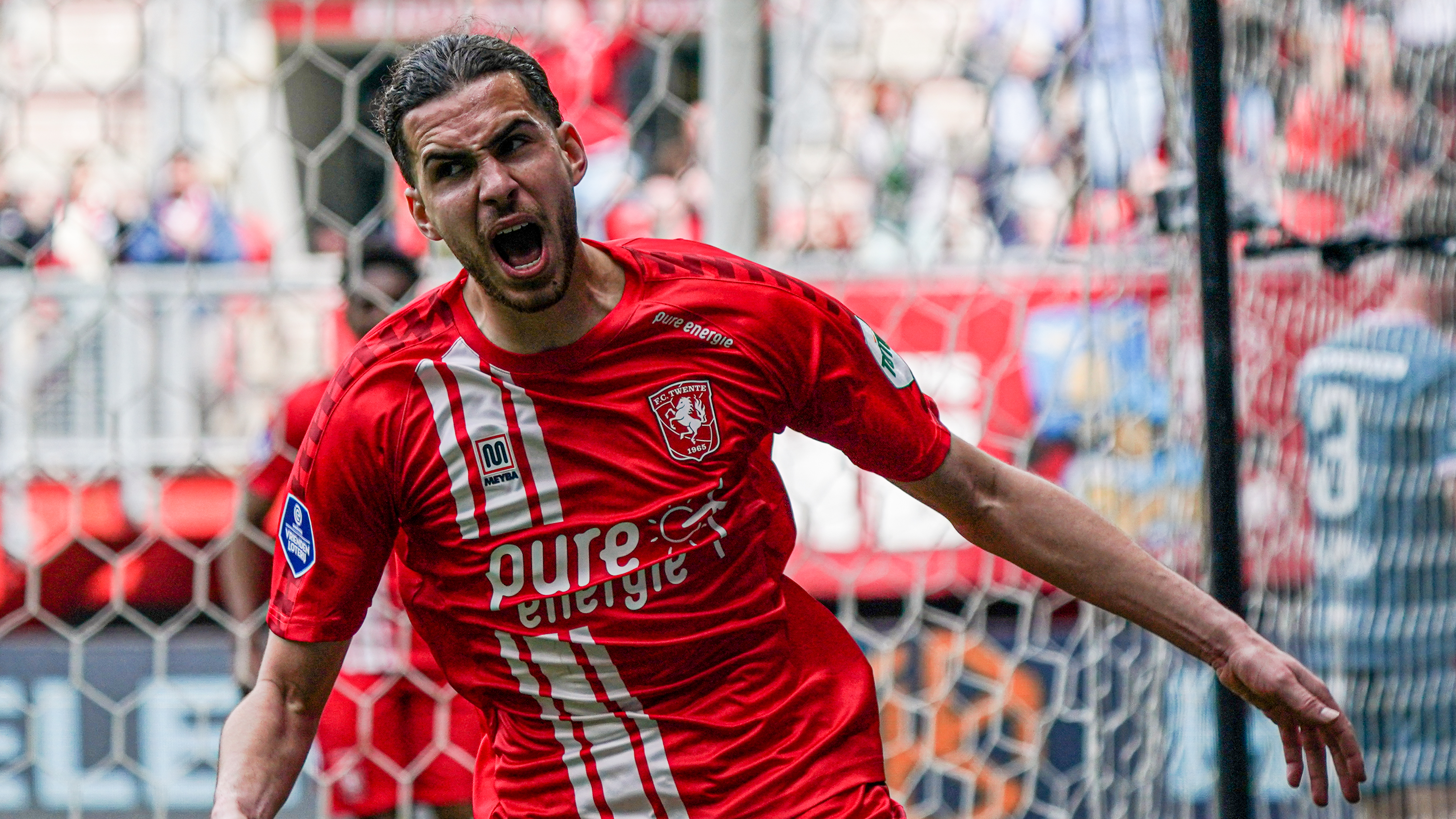Ramiz Zerrouki viert een doelpunt van FC Twente