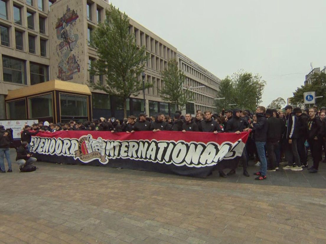 Feyenoordsupporters verzamelen zich op het Stadhuisplein voor de mars naar De Kuip