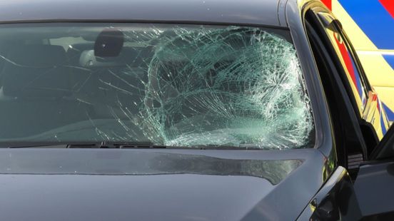 Fietser met spoed naar ziekenhuis na aanrijding in Enschede. Fietser met spoed naar ziekenhuis na aanrijding in Enschede.