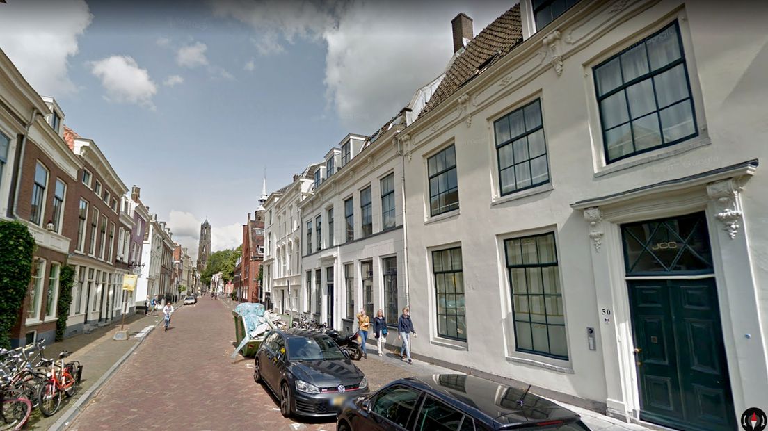 De Lange Nieuwstraat loopt van de Hamburgerstraat tot de Agnietenstraat.