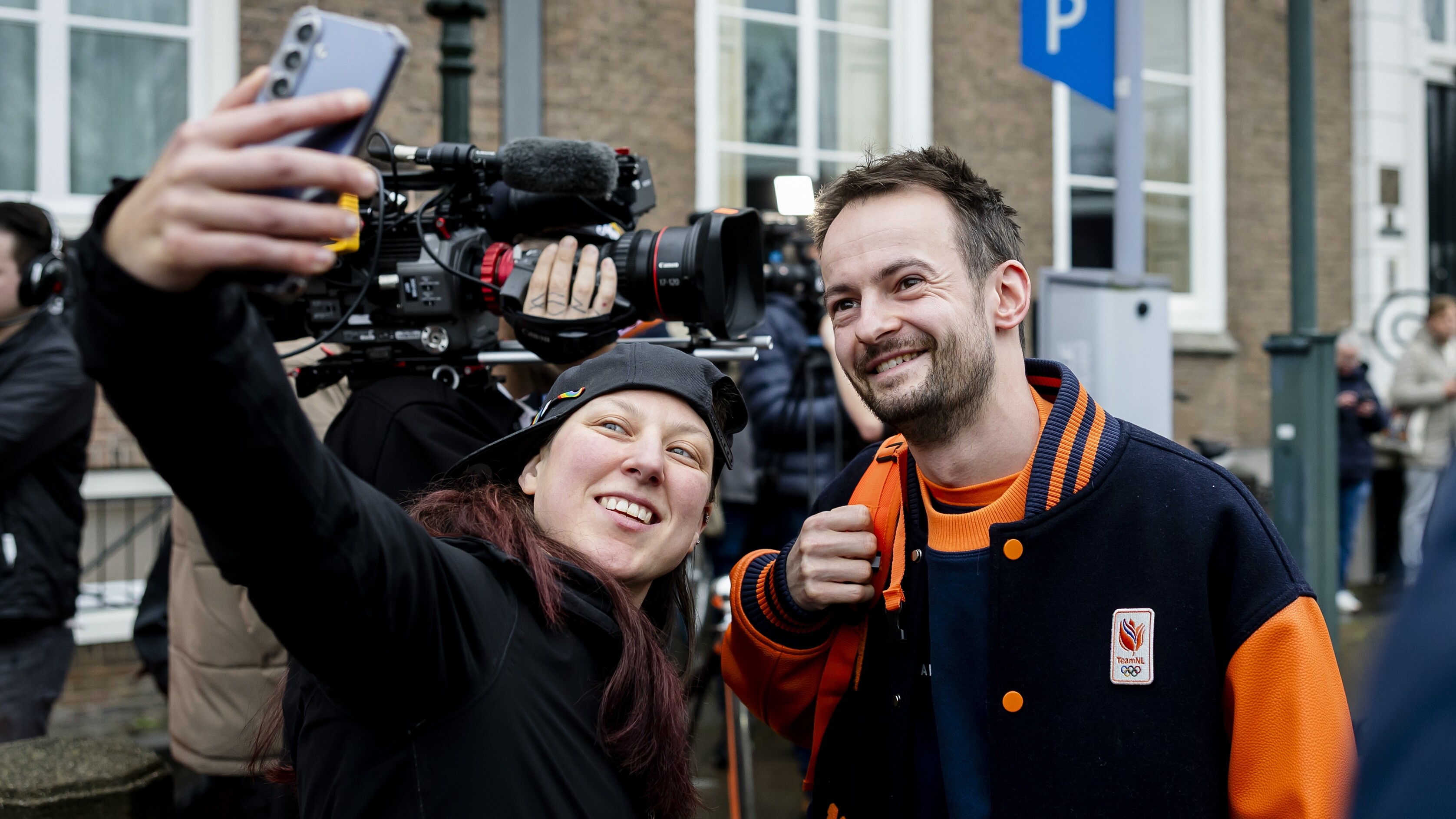 Itzhak de Laat giet op de foto by oankomst