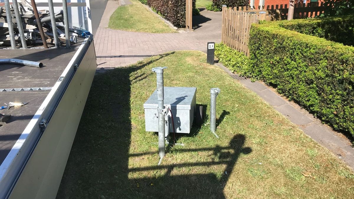 Jongeren stelen verkeerslicht in Nijensleek: 'Breng hem alsjeblieft terug'