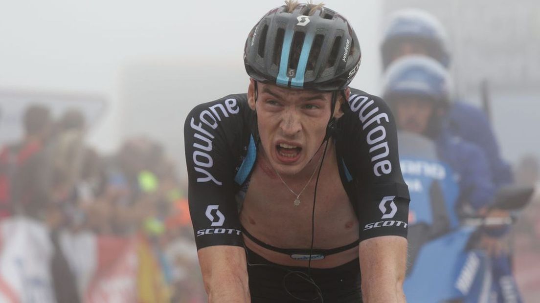 Thymen Arensman als winnaar op de top van de Sierra Nevada