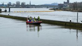 Boot omgeslagen bij stuw: reddingsoperatie op de Maas