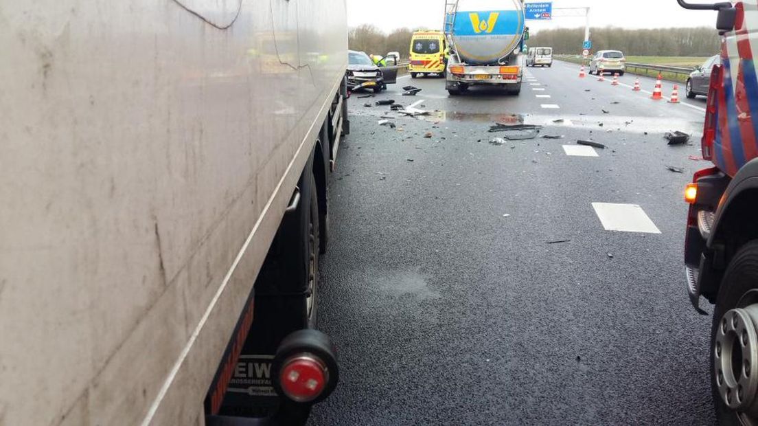 A326 bij Wijchen weer vrij na ongeluk met vrachtwagens