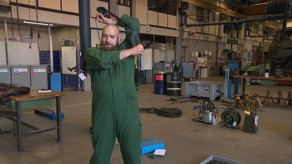 Exoskelet op kazerne Havelte voorkomt rugproblemen bij militairen